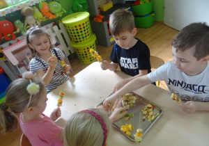 Wynalazcy wykonują szaszłyki