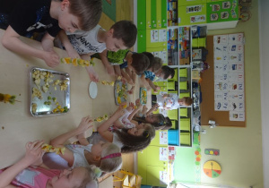 Przedszkolaki wykonują szaszłyki