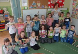 Zdjęcie Wynalazców z panią i wykonanymi szaszłykami