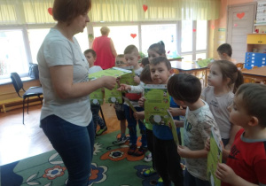 Myśliciele otrzymują książeczki