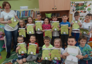 Pamiątkowe zdjęcie Myślicieli z książeczkami i panią