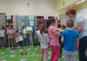 Tropiciele otrzymują książeczki