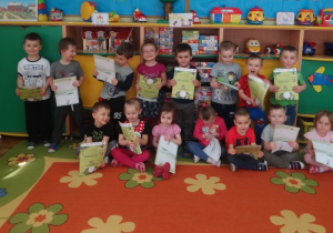 Zdjęcie maluszków z książeczkami