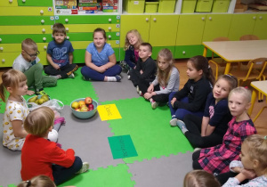 Dzieci segregują owoce i warzywa