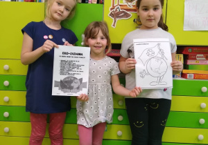 Dziewczynki prezentują eko-zadania
