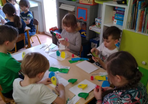 Przedszkolaki przy pracy plastycznej "Segregujemy śmieci"
