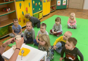 Dzieci obserwują reakcję jajka z octem