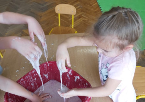 Dziewczynka bawi się płynem