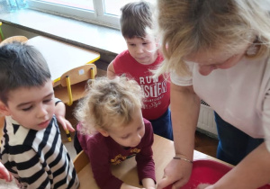 Nauczycielka podczas wykonywania doświadczenia