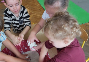 Tropiciele podczas zabawy płynem