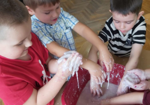 Chłopcy bawią się płynem