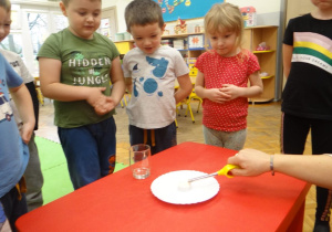 Przedszkolaki obserwują zapalanie świeczki