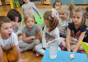Tropiciele obserwują co będzie dalej