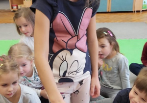Dziewczynka miesza roztwór soli