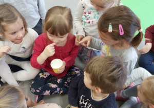 Dzieci zastanawiają się nad smakiem