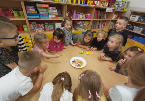 Dzieci wpatrują się w doświadczenie