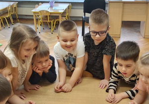 Dzieci z zainteresowaniem obserwują