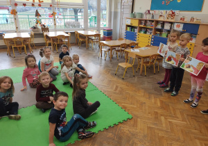 Myśliciele oglądają ilustracje