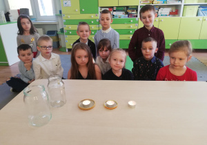 Wynalazcy obserwują palące się świeczki