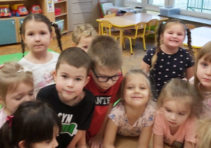 Dzieci ogladają doświadczenie
