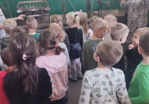 Dzieci obserwują proces złocenia bombek