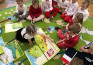 Dzieci układają mapę Polski