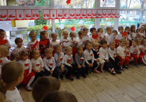 Przedszkolaki w baiło-czerwonych strojach