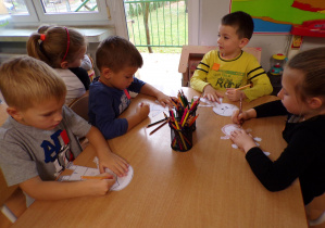 Dzieci rysują sylwety