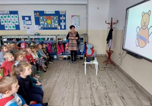 Przedszkolaki oglądają film edukacyjny o misiach