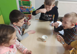 Przedszkolaki próbują ekologiczny jogurt