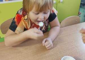 Chłopiec próbuje jogurt