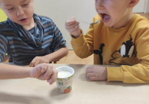 Chłłopcy smakują jogurt