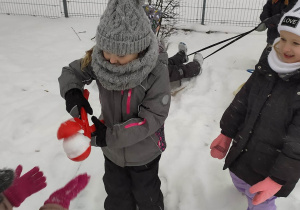 Dzieci robią kulki śniegowe