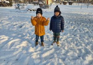 Chłopcy na śniegu