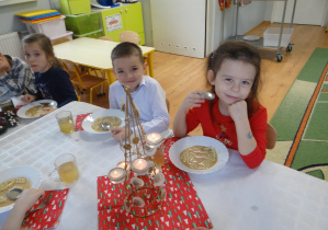 Przedszkolaki podczas świątecznego obiadu