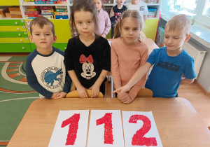 Przedszkolaki prezentują wykonany numer 112