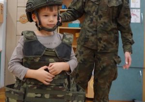 Chłopiec w wojskowym stroju