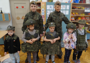 Zdjęcie dzieci w wojskowych strojach