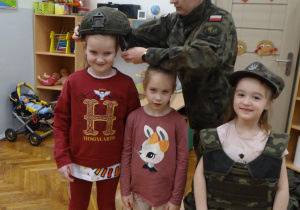 Zdjęcie dzieci w wojskowych strojach