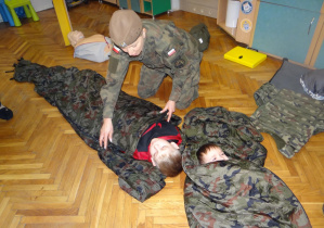 Przedszkolaki w wojskowych śpiworach