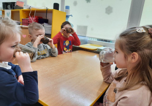Dzieci piją zdrową wodę