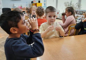 Przedszkolaki podczas picia wody