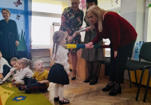 Pani Wiceprezydent pasuje dziecko na przedszkolaka
