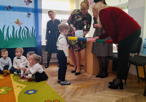 Pani Wiceprezydent pasuje dziecko na przedszkolaka