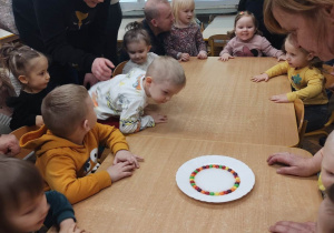 Dzieci obserwują kolorowy eksperyment