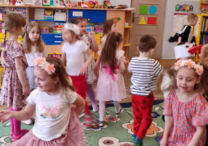 Przedszkolaki tańczą