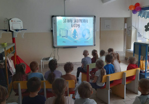Myśliciele oglądają film edukacyjny