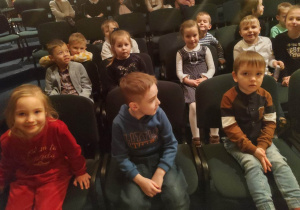 Dzieci na widowni teatru