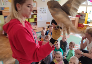 Przedszkolaki obserwują skrzydła sowy