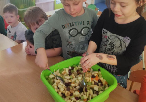 Dzieci łączą składniki sałatki